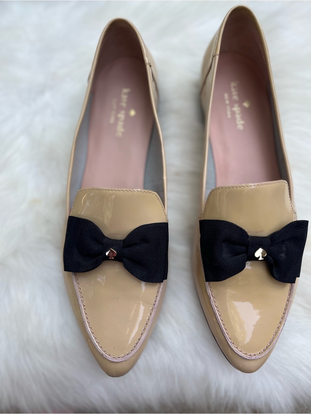 Kate Spade  ♠️  Neutral Cosetta Bow Loafers Pointed Toe Patent Fall Sz 8.5 EUC